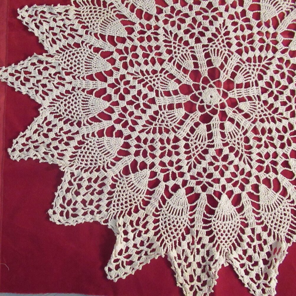 26" Crochet Doily, White, Vintage, Pinapple motif, 16 points,